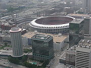 Busch Stadium sendo construído ao lado do antigo Busch Memorial Stadium