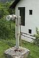 Drahtnach­zieh­he­bel in ei­ner spann­werks­lo­sen Sig­nal­lei­tung alt­ös­ter­rei­chi­scher Bau­art (Bf Mokra Gora, Ser­bien)