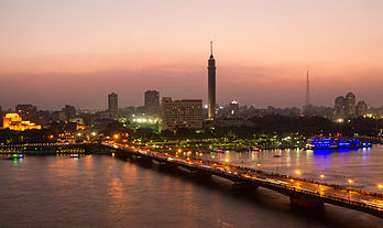 Vue sur le pont Qasr al-Nil et la tour du Caire au crépuscule. (définition réelle 4 110 × 2 443)