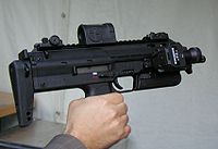 設計時已經有摺疊式設計前握把的HK MP7A1。