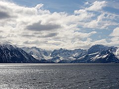 Foto vom Meer mit Blick auf schneebedeckte Bergen