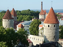 Vista dal castello di Toompea sul muro di Tallinn