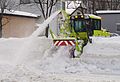 作業中の歩道用ロータリー除雪車