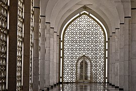 Un pasillo de la mezquita