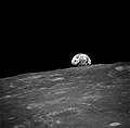Gambar Earthrise pertama dalam hitam putih