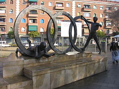 Homenatge a la Mútua Escolar Blanquerna (1998), de Núria Tortras, Plaça Blanquerna.