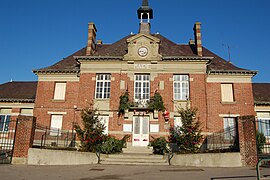 La mairie de Frières-Faillouël.