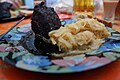 Mutzbraten mit Sauerkraut und Brot serviert