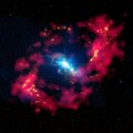 Multispektrale Aufnahme von NGC 4151. Blau: Röntgenstrahlung, Gelb: Optisch, Rot: Radiowellen