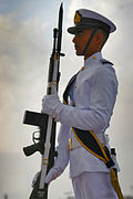 G3で着剣捧げ銃の敬礼を行うパキスタン海軍の儀仗兵。