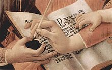 Détail du tableau de Botticelli : une main porteuse d'un encrier (celle d'un des personnages entourant la Vierge), celle de la Vierge y trempe la plume tandis qu'une troisième main plus petite (celle de l'Enfant-Jésus) repose sur l'avant-bras de Marie : elle écrit le Magnificat en latin sur la page d'un cahier blanc. et elle va faire suivre le mot Quia (déjà calligraphié, par lequel commence le troisième verset), des mots qui achèvent le verset : « [Quia] fecit mihi magna qui potens est » (« Car il a fait pour moi de grandes choses celui qui est puissant »).