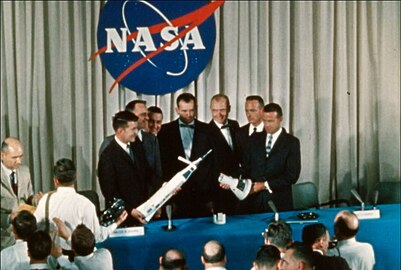 A NASA bejelenti hét új űrhajósjelöltjét 1959-ben (balról a második)
