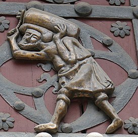 Les bastaixos de Ribera, qui ont contribué a la construction en transportant les pierres nécessaires, sont représentés sur les portes principales.