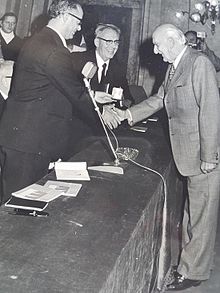 Betto Lotti mentre riceve a Villa Olmo (Como) la medaglia d'oro vinta al "premio cadorago - lario" nel 1973. Al centro della foto il senatore Mario Martinelli.