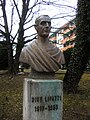Bustul lui Dinu Lipatti din parcul care-i poartă numele în localitatea Chêne-Bourg de lângă Geneva. Bustul este opera din anul 1983 a sculptorului român clujean Vasile Rus-Batin (1934-2000).
