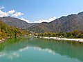 Ganges und die Siwalik-Berge, nahe der Stadt Rishikesh im indischen Bundesstaat Uttarakhand