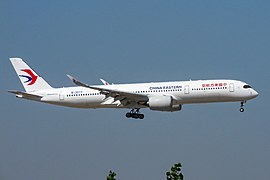 Airbus A350-900 w barwach China Eastern Airlines lądujący w Porcie lotniczym Pekin-Daxing