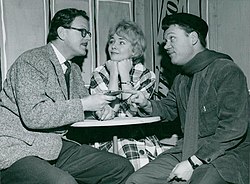 Börje Nyberg (t.v.) med Lena Granhagen och Olof Thunberg i Ägget på Intiman, 1959.