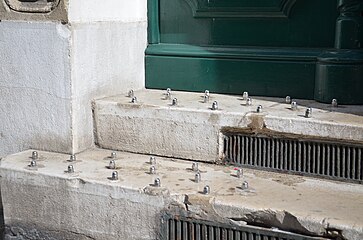 Bolzen neben einem Hauseingang in Marseille