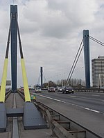 Wegdek en pylonen brug in 2003