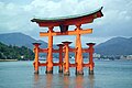 Torii vor dem Itsukushima-Schrein in Japan