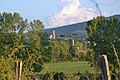 Blick von Tabre zur Kirche Saint-Sacrement in der Nachbargemeinde Laroque-d’Olmes