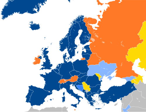 alt = Мапа Европе за означеним земљама у плавој, тиркизној, наранџастој и жутој боји на основу њиховог учешћа у НАТО-у