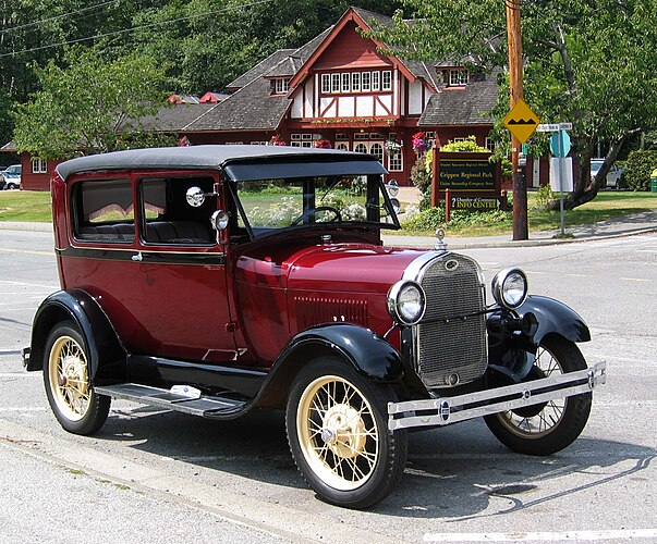 Ford Model A 1928 года выпуска. На заднем плане — публичная библиотека Боуэн-Айленд[англ.] (Британская Колумбия)