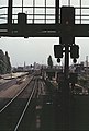 Von Warschauer Straße kom­men­des S-Bahn-Gleis, Zug der Reihe 275 in der Ab­stell­grup­pe, links un­ten der Wrie­zener Bahn­hof, 1991