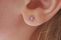 La puce d'oreille donne l'impression de flotter sur le lobe