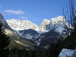 Vy av berget Bosconero från Forno di Zoldo.