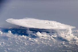 国際宇宙ステーションから撮影したかなとこ雲。全景が良く分かる。