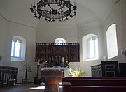 Altar, Taufstein und Silberleuchter