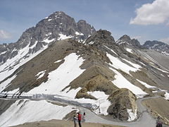 Vue du col avec le passage de la route (virage dans le quart en bas à droite de l'image) ; plus haut, le Grand Galibier (3 228 m).