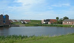 Van links naar rechts: Gemaal Noordpolderzijl, Land Art, Oude zijl en het Zielhoes