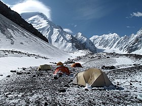 Vue de l'arête ouest du Nowshak, avec son sommet dans les nuages (à gauche), depuis le camp de base.