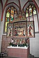 Neugotischer Hauptaltar des Seitenschiffes, gewidmet der schmerzhaften Mutter mit integrierten spätgotischen Figuren