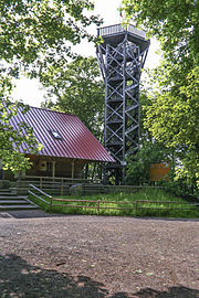 Der 1999 errichtete Aussichtsturm (2019 abgebaut), daneben das „Lingmann-Haus“