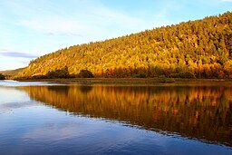 Höstfärger vid Lemmenjoki-floden i Lemmenjoki nationalpark