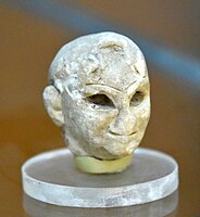 Glava sumerskega moškega častilca iz Tell Asmarja (Ešnunna) v Iraku, na ogled v muzeju Sulejmanija v Iraku od leta 1961. Izgubljeni zakladi iz Iraka jo označujejo kot status neznan.[18]