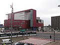 Het Wilhelminaplein met op de achtergrond het Nieuwe Luxor Theater.