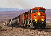 22. KW Die BNSF ES44DC No. 7520 in der Mojave-Wüste auf kalifornischem Gebiet nahe Ludlow.