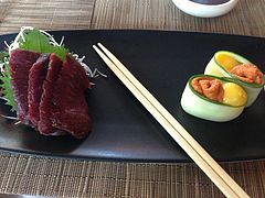 Суши с мясом морского ежа и перепелиными яйцами вместе с сашими из мяса кита