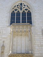 Fenster der Kapelle mit Fleur-de-Lys und Herzen