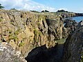 Stang Nabec : restes de murs construits à l'aplomb de la falaise par les goémoniers 1