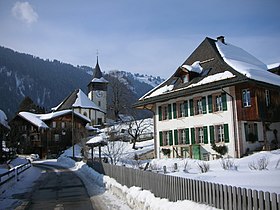 Kirche und Dorfkern von Lauenen