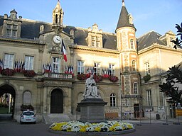 Stadshuset och framför det en staty föreställande Jacques Amyot.