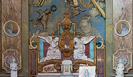 La chapelle des anges adorateurs - Céramique de Gaston Virebent. Les anges sont en adoration devant l'imitation du tabernacle.