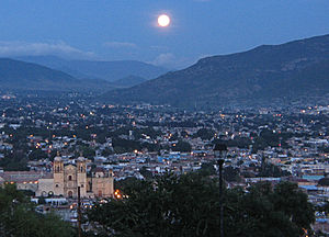 A view o ceety o Oaxaca de Juarez frae the Cerro de Fortín.