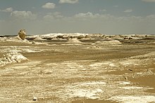 Зображення Білої пустелі в Єгипті зі скелями, дюнами та білими крейдяними скелями, утвореними ерозією вітром і піском